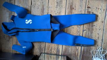 Duikpak tweedelig  beschikbaar voor biedingen