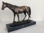 Paard - Massief Brons - Gesigneerd., Antiquités & Art, Envoi