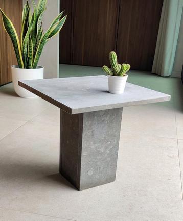 Minimalistische vintage natuurstenen bijzettafel beschikbaar voor biedingen