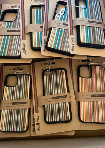 Gerecycleerde Skateboard Telefoon Hoesjes beschikbaar voor biedingen
