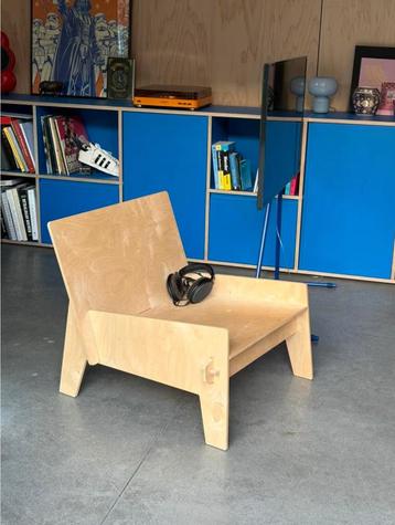 Houten loungestoel interieur object fauteuil beschikbaar voor biedingen