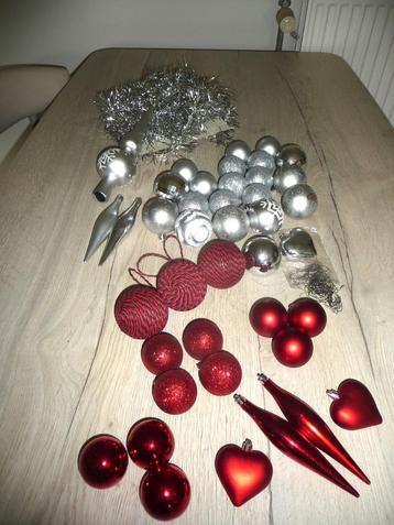 Kerstballen (zilver & rood) beschikbaar voor biedingen