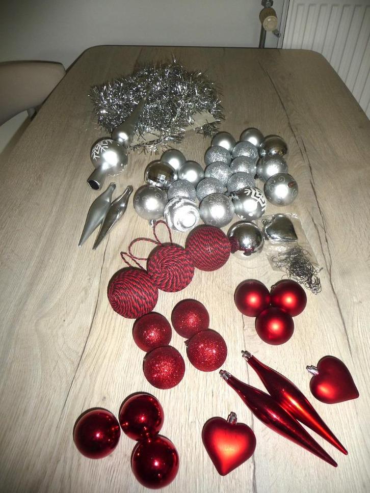 Kerstballen (zilver & rood), Diversen, Kerst, Zo goed als nieuw, Ophalen of Verzenden