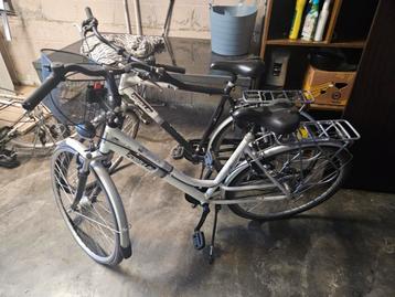 Opmaken twee fietsen mannen en vrouwen fiets