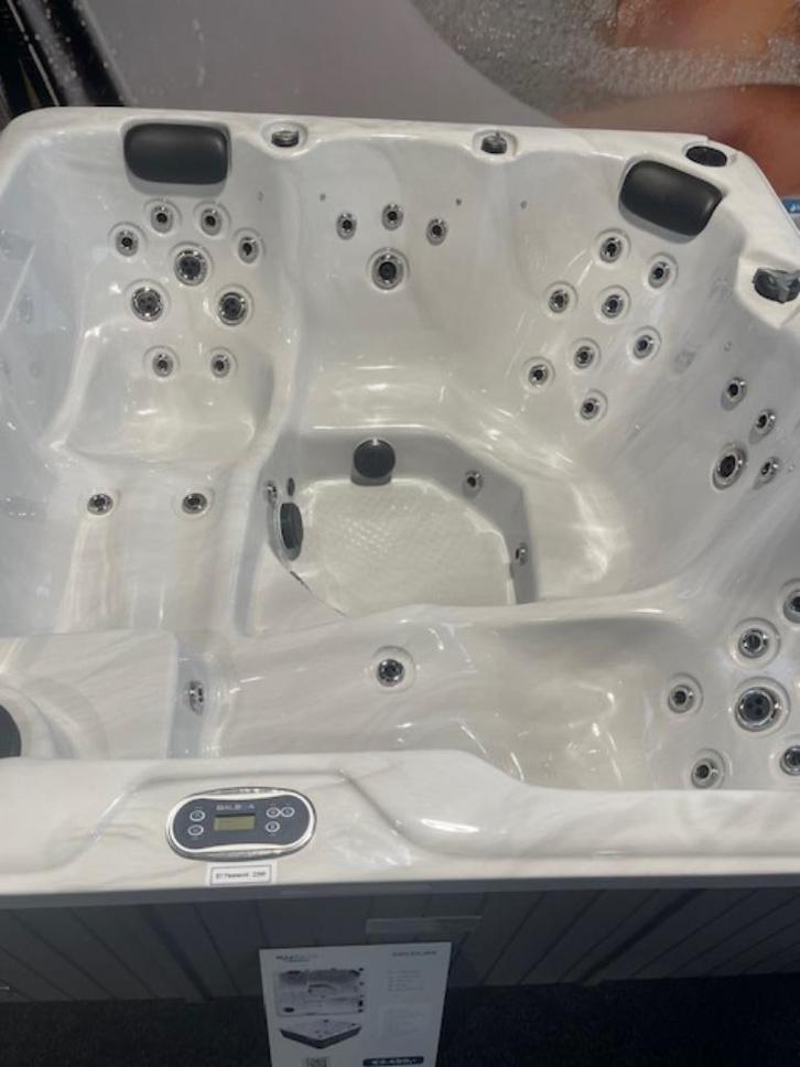 Goldline Spa 5 persoons energie zuinig! 50 jets! Koopzondag!, Tuin en Terras, Bubbelbaden en Hottubs, Nieuw, Vast, Afdekzeil, Filter