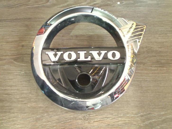 EMBLEEM Volvo XC40 (XZ) (01-2017/12-2022) (31383646), Auto-onderdelen, Overige Auto-onderdelen, Volvo, Gebruikt