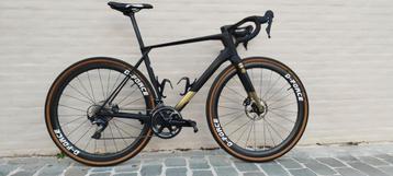 ZEER SNELLE  EN LICHTE GRAVELBIKE RACEFIETS  beschikbaar voor biedingen