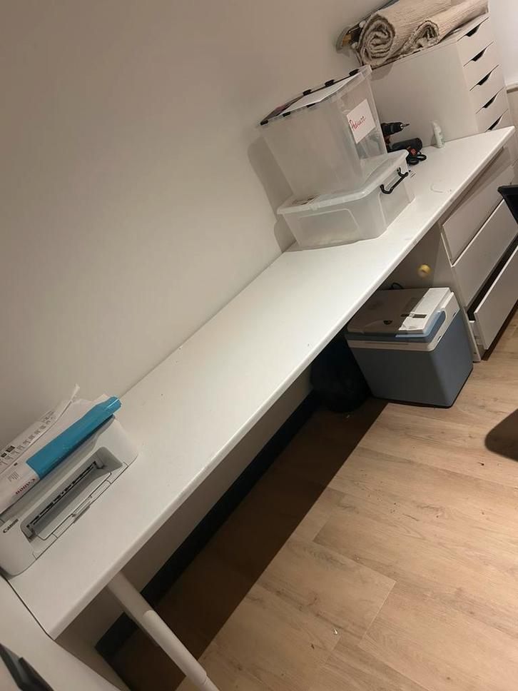 Ikea lang werk/bureaublad met poten, Huis en Inrichting, Bureaus, Zo goed als nieuw, Bureau, Ophalen