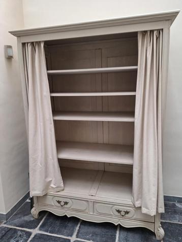 Franse Landelijke Kast met Gordijnen – Shabby Chic beschikbaar voor biedingen