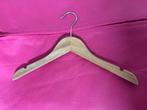 Houten kledinghanger 47 stuks, Kleding | Dames, Kledinghangers, Ophalen, Zo goed als nieuw, Hout, Kinderen en Volwassenen