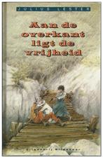 AAN DE OVERKANT LIGT DE VRIJHEID - JULIUS LESTER, JULIUS LESTER, Ophalen of Verzenden, Zo goed als nieuw, Fictie