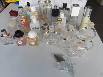 Bouteilles de parfum vides