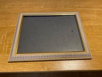 Houten goudkleurige kader/lijst beschikbaar voor biedingen