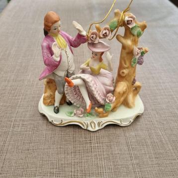 Porseleinen (biscuit?) beeldje van een paartje beschikbaar voor biedingen