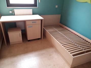 Slaapkamer met bed en bureau