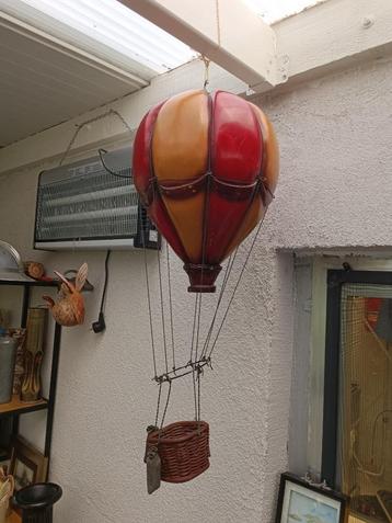 Oude terracotta luchtballon met mandje beschikbaar voor biedingen