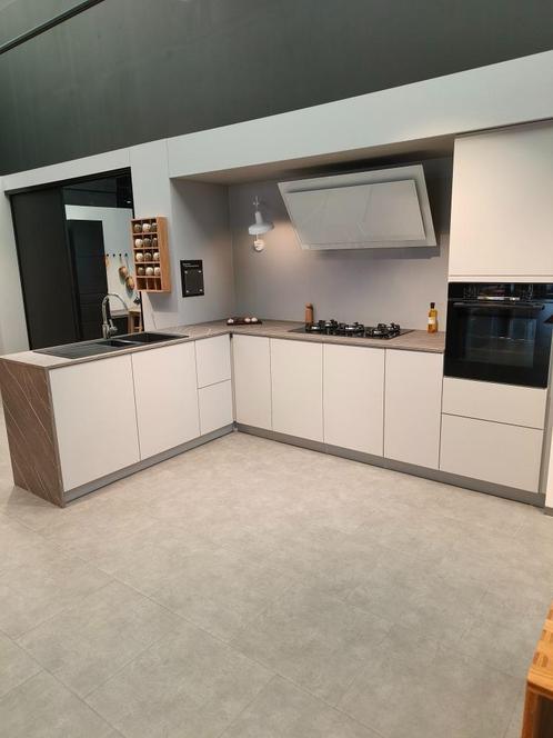 cuisine D'exposition, Huis en Inrichting, Keuken | Complete keukens, Nieuw, Hoekkeuken, Grijs, Kunststof, Greeploos, Ophalen