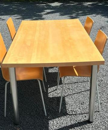 Table à manger en bois clair disponible aux enchères