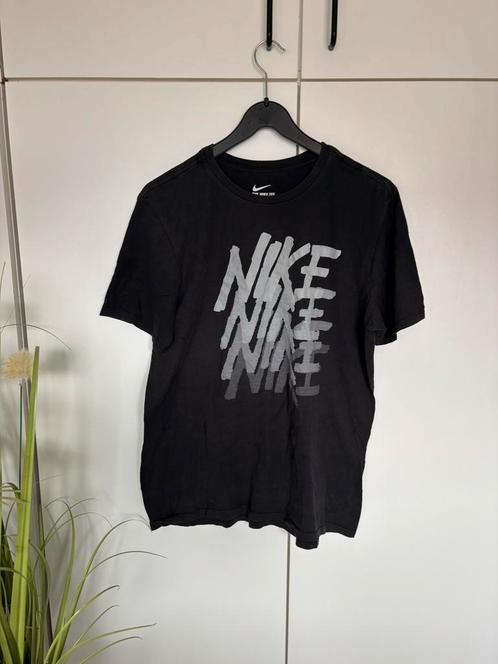 Nike T-shirt – Maat L –  Washed Zwart met Grijze Print, Kleding | Heren, T-shirts, Zo goed als nieuw, Maat 52/54 (L), Zwart, Ophalen of Verzenden