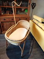 Vintage rotan wieg op wieltjes met matrasje, Ophalen, Gebruikt, Wieg