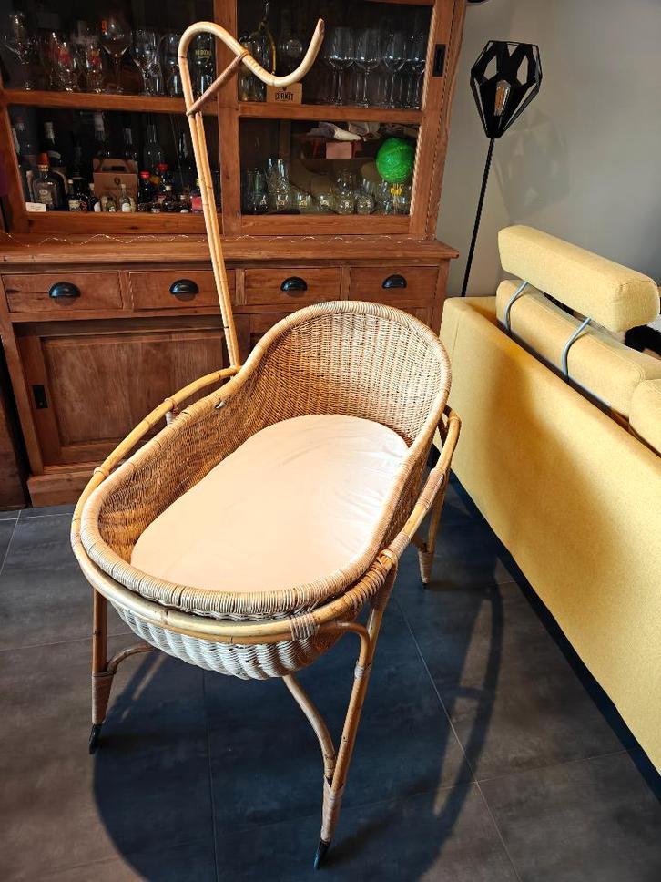 Vintage rotan wieg op wieltjes met matrasje, Kinderen en Baby's, Babywiegjes en Ledikanten, Gebruikt, Wieg, Ophalen