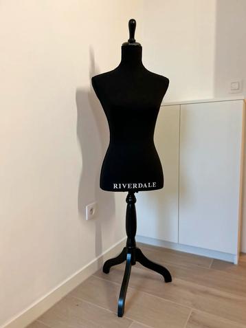 Paspop dames Riverdale beschikbaar voor biedingen