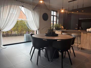 Nieuwe eettafel JUNTOO beschikbaar voor biedingen