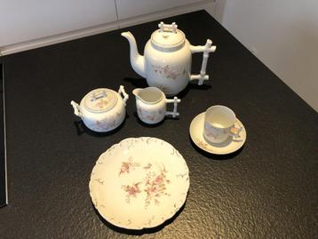 Romantisch koffieservies beschikbaar voor biedingen