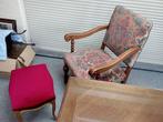 Antieke fauteuil met voetenbank, Ophalen