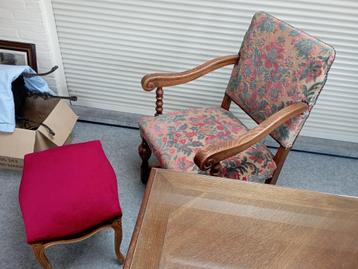 Antieke fauteuil met voetenbank beschikbaar voor biedingen