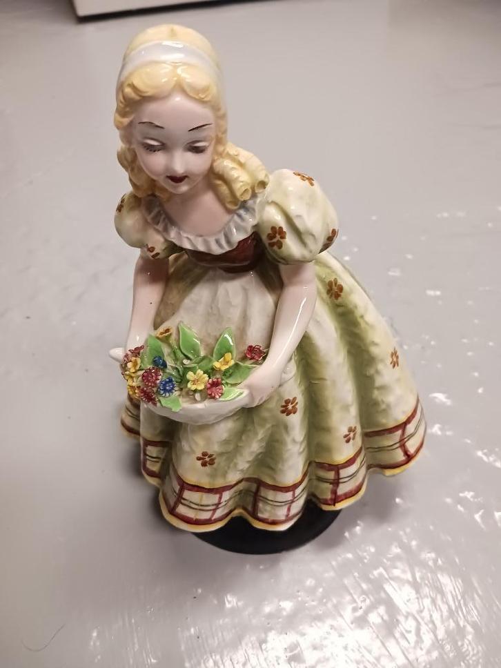Figurine Italienne Fille au panier de fleurs, Antiek en Kunst, Antiek | Porselein, Ophalen