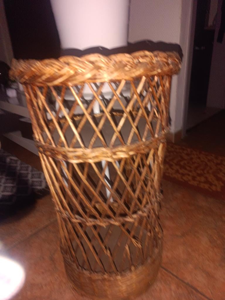 Petite table 'appoint en rotin, Enlèvement