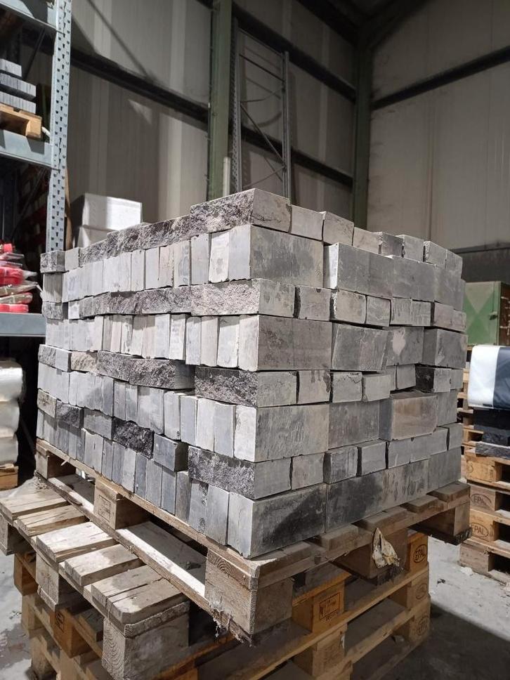 Partij GEKLOVEN KLINKERS 480 stuks 20x10x5 cm BLAUWE STEEN, Tuin en Terras, Grind, Keien en Split, Nieuw, Split, Grijs, Kalksteen