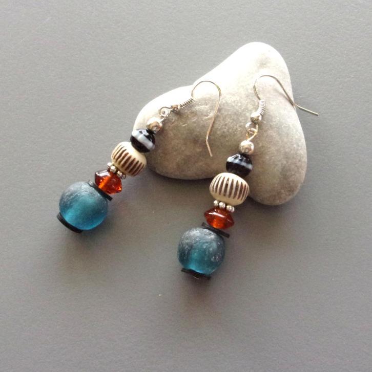 Etnische tribale oorbellen in blauw, zwart en cognac, Handtassen en Accessoires, Oorbellen, Nieuw, Hangers, Glas, Blauw, Ophalen of Verzenden