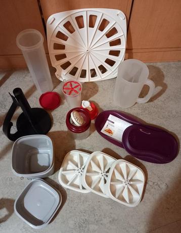 Verschillende Tupperware-containers en accessoires  beschikbaar voor biedingen