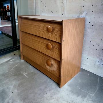 Vintage schoenkast /kleppenkast beschikbaar voor biedingen