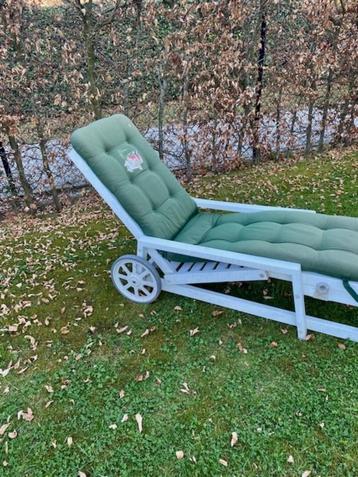 Chaise longue Grosfillex blanc avec roulettes + coussin beschikbaar voor biedingen