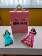 Ensemble chambre et salle de bain Barbie + 2 poupées, Utilisé, Enlèvement ou Envoi
