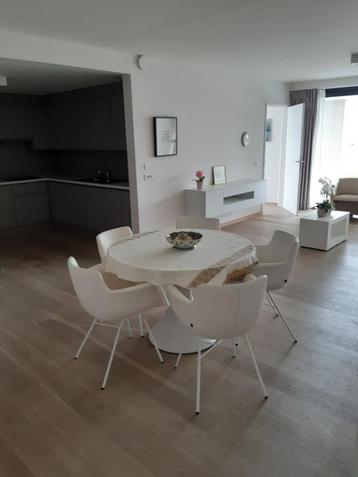 Design Tafel beschikbaar voor biedingen