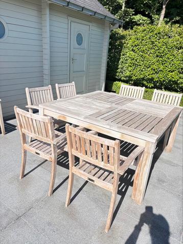 Teak tafel met 8 stoelen beschikbaar voor biedingen