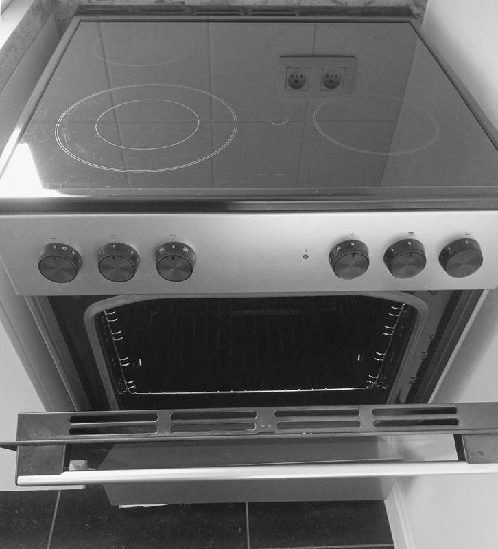 Cuisinière vitrocéramique, Elektronische apparatuur, Fornuizen, Zo goed als nieuw, Tussenbouw, Keramisch, 4 kookzones, Minder dan 85 cm