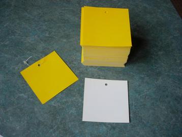 Gele schiet- of tagetiketten beschikbaar voor biedingen