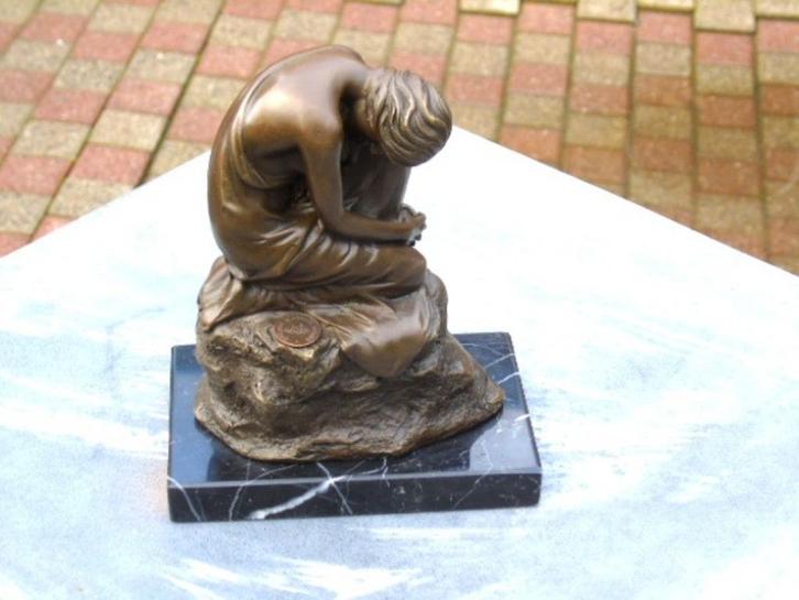 Knielende vrouw op een rots in brons, gesigneerd, MILO, Antiek en Kunst, Antiek | Brons en Koper, Brons, Ophalen