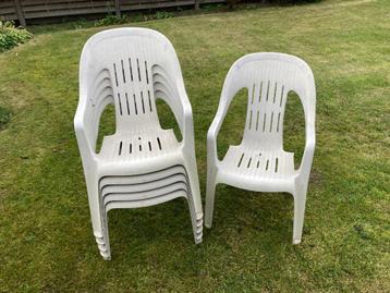 6 stevige witte tuinstoelen + 3 kussens beschikbaar voor biedingen