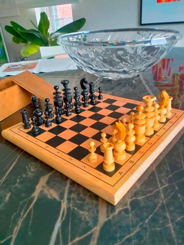 Schaakspel met antieke schaakstukken .. 