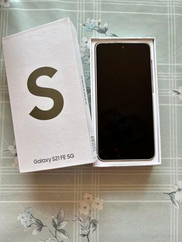 Samsung galaxy 21fe. 5g  128gb met lader ,doos en 4 hoesjes  beschikbaar voor biedingen