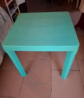 Table enfant carrée  beschikbaar voor biedingen