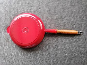 Poêle en fonte Le Creuset n22 – Manche bois – Très bon état beschikbaar voor biedingen