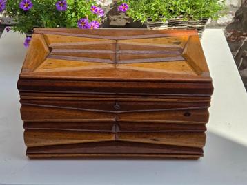 Antiek houten souvenir kist beschikbaar voor biedingen