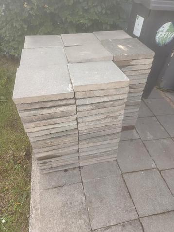 Grote hoeveelheid betontegels / 30 u 30 cm / 4 cm dik